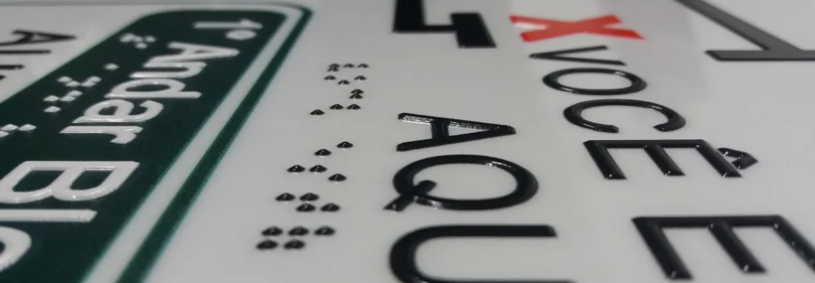 Placas em braile: foco no alto-relevo e braile