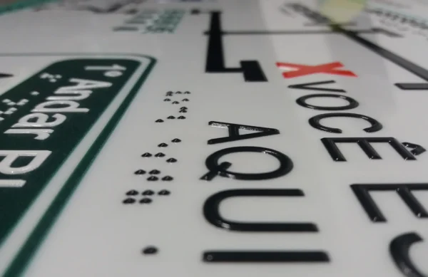 Placas em braile: foco no alto-relevo e braile