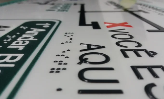 Placas em braile: foco no alto-relevo e braile