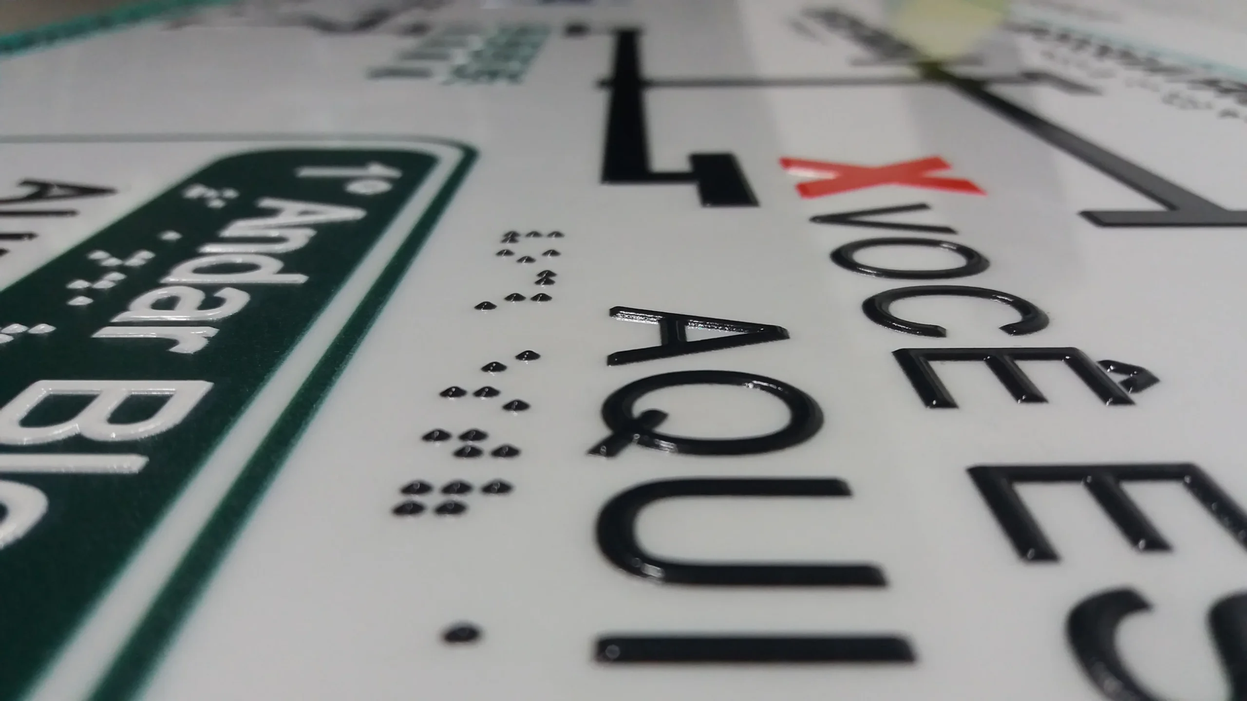 Placas em braile: foco no alto-relevo e braile