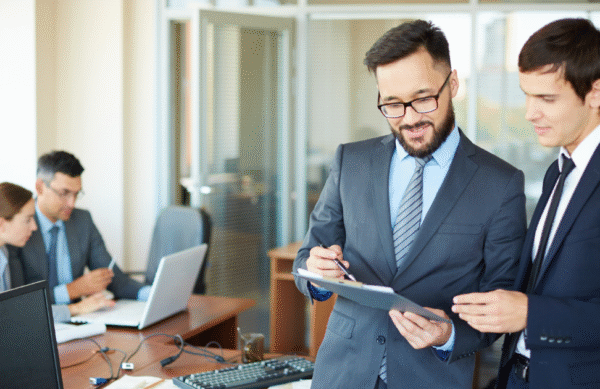 Consultor de acessibilidade: 4 pessoas em um escritório.