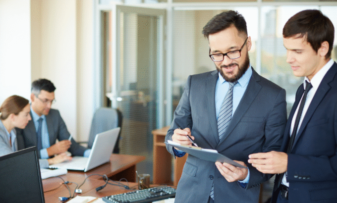 Consultor de acessibilidade: 4 pessoas em um escritório.