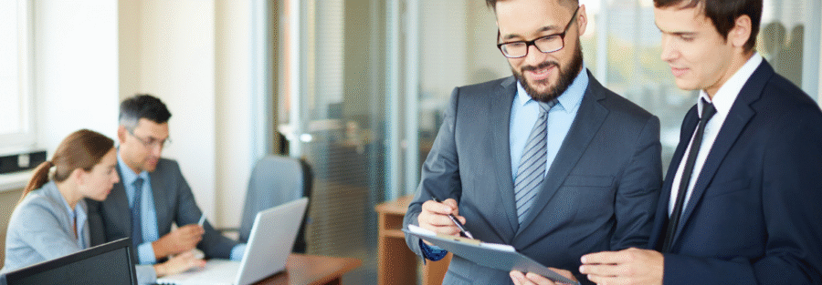 Consultor de acessibilidade: 4 pessoas em um escritório.