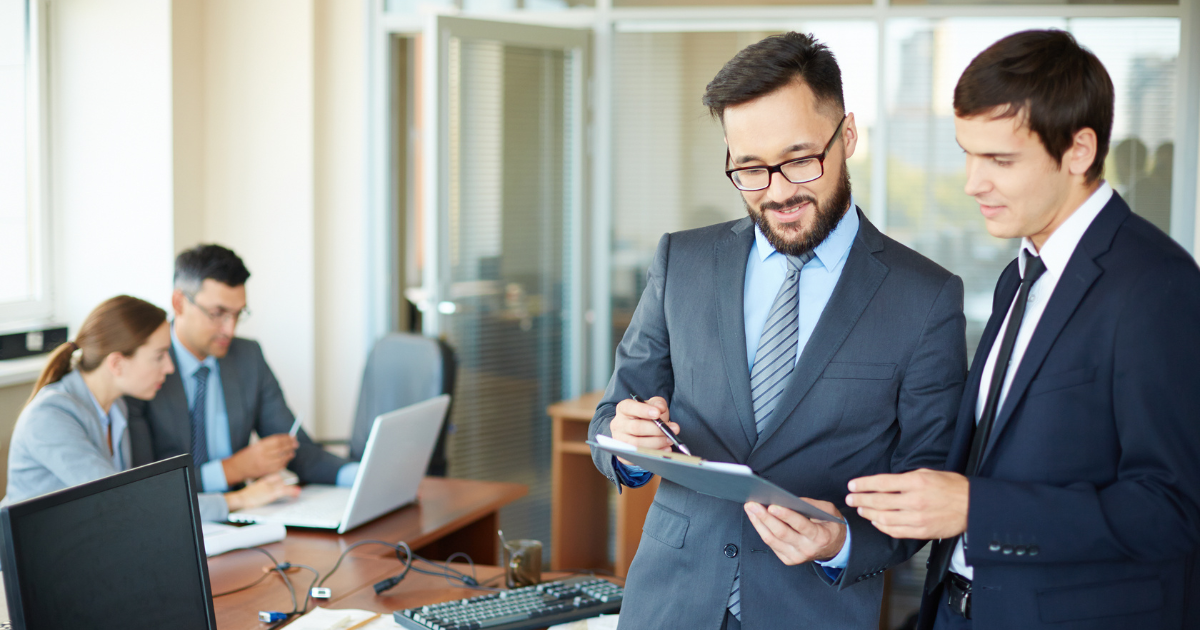 Consultor de acessibilidade: 4 pessoas em um escritório.