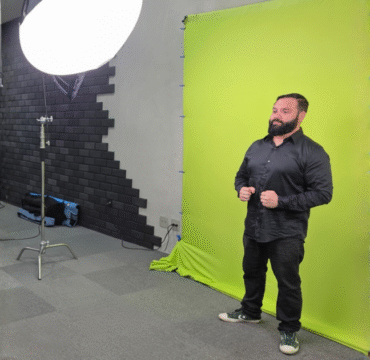 Janela de Libras: homem posicionado em frente a câmera com fundo verde.