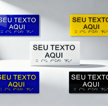 Placas em braile feitas pela Sinal Link nas cores: branco, azul, preto e amarelo.