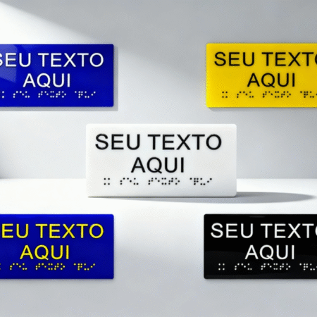 Placas em braile feitas pela Sinal Link nas cores: branco, azul, preto e amarelo.