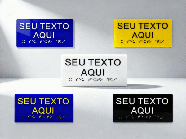 Placas em braile feitas pela Sinal Link nas cores: branco, azul, preto e amarelo.