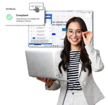 Mulher sorri com um notebook em uma das mãos