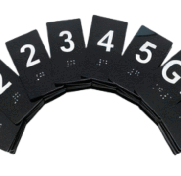 Placas de braile para elevador pretas no fundo branco