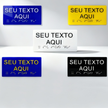 5 placas em braile com cores diferentes no fundo branco