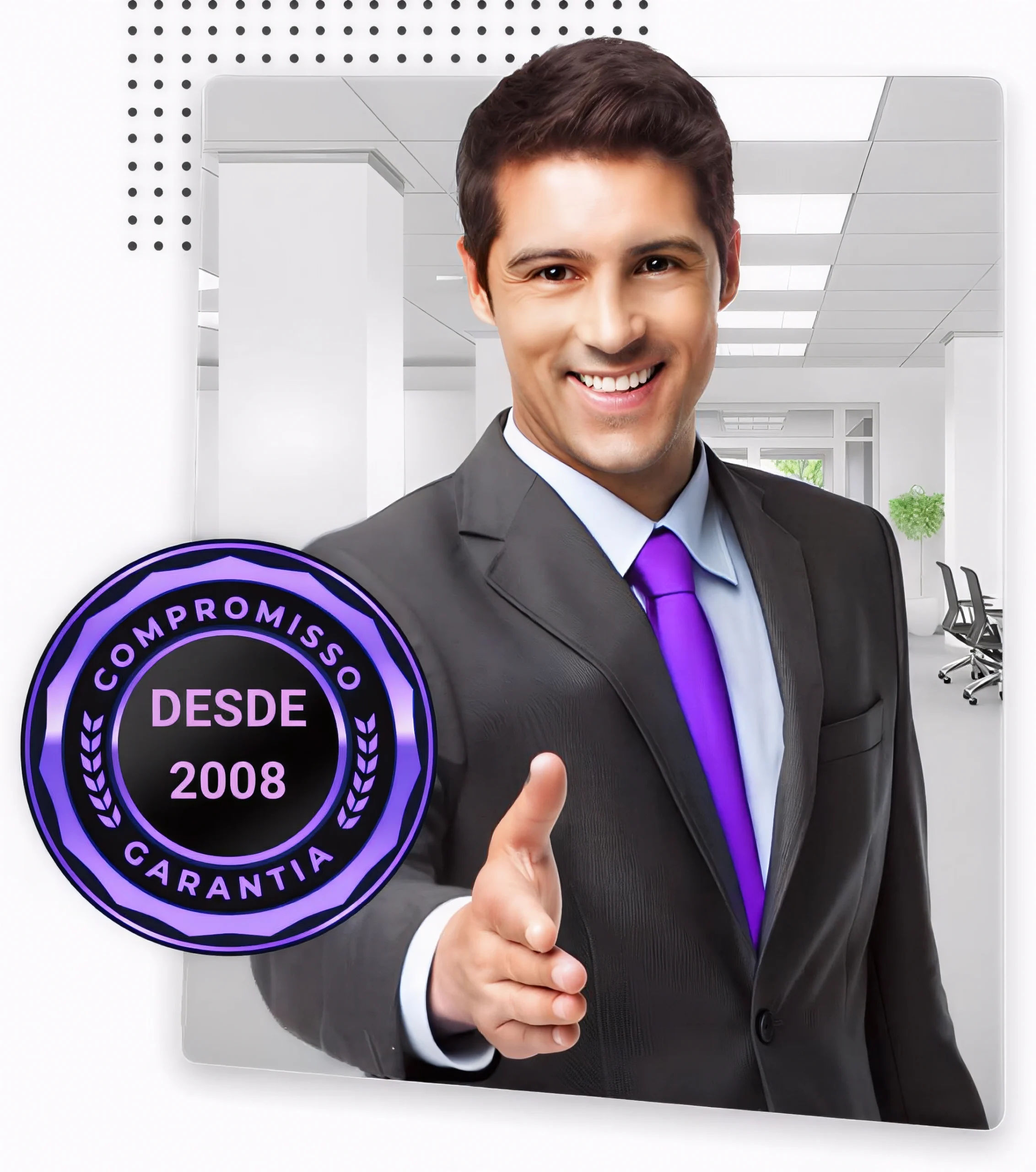 Homem de terno sorri e oferece a mão para um aperto