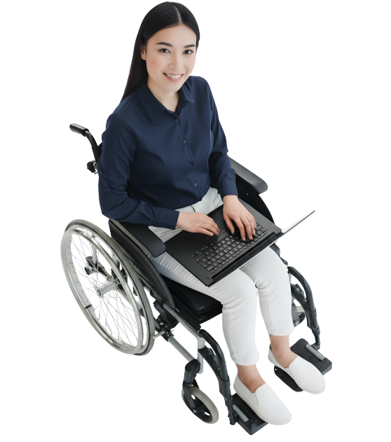 Mulher em cadeira de rodas, usa calça branca e camisa azul. Sorri e segura um notebook